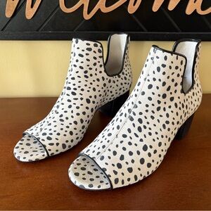 Lori Goldstein Stylish Black and White Ankle Boots size 8